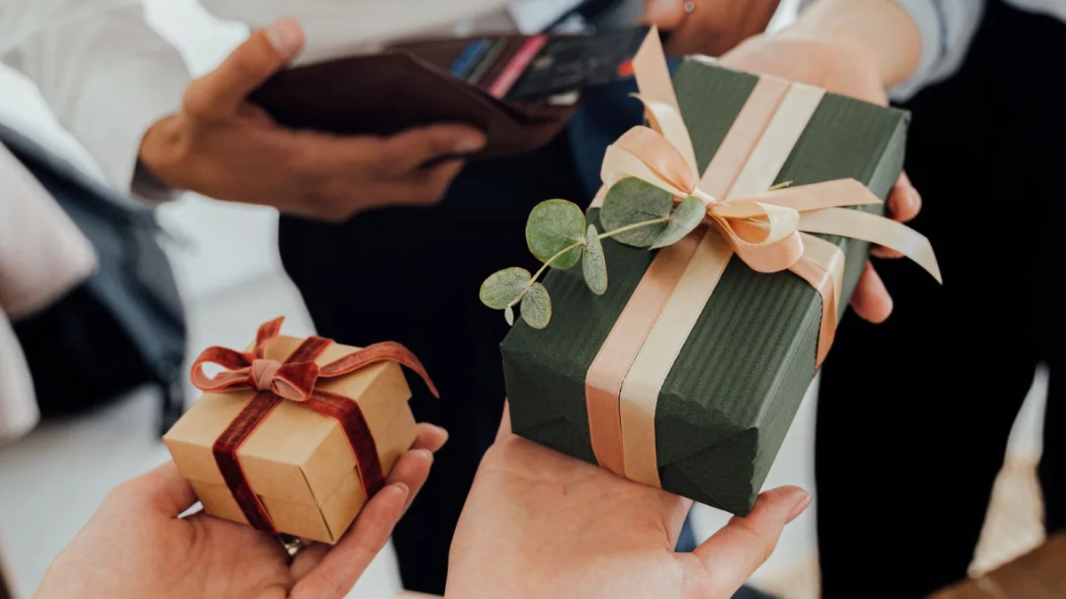 Cadeaux de fin d'année : présent d'usage, don manuel et ce que dit la fiscalité