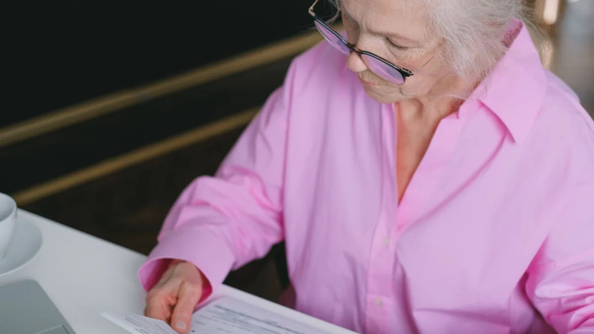 Monique, 66 ans : pension de réversion, assurance-vie et succession après un veuvage