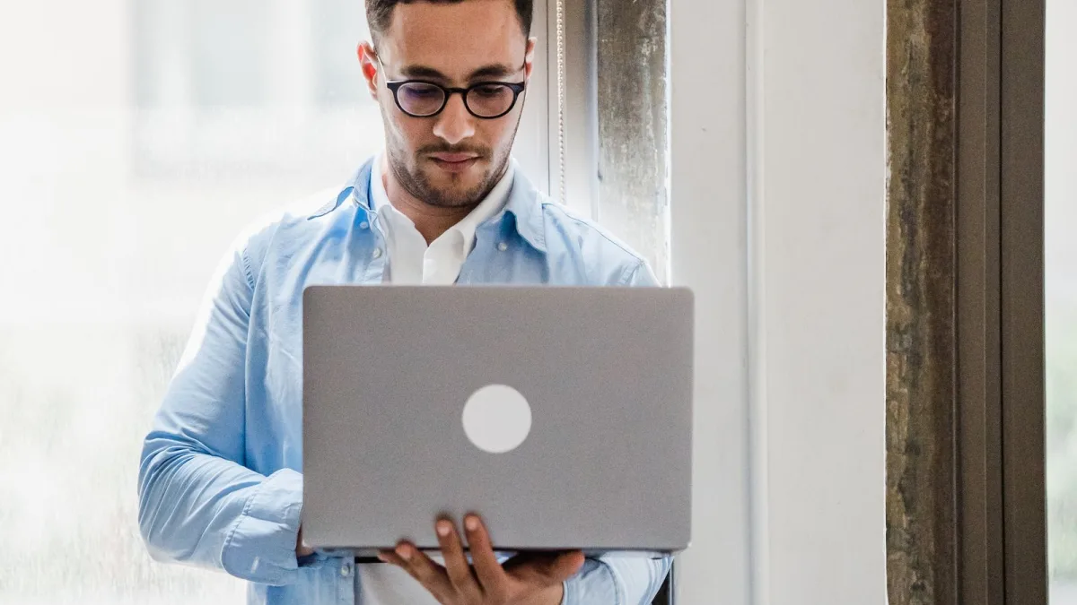 Théo, 34 ans, dirigeant de SASU : salaire ou dividendes ?